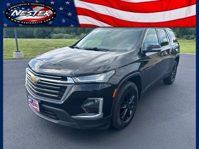 2022 Chevrolet Traverse LT Cloth in Mosaic Black Metallic — front three-quarter view