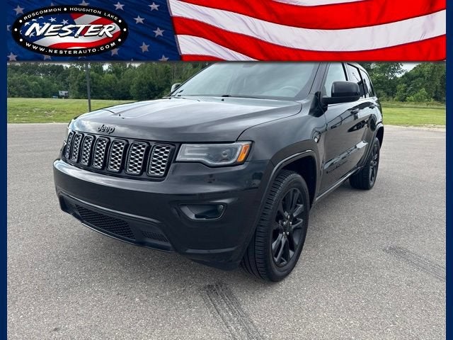 2020 Jeep Grand Cherokee Altitude 4x4 in Black — front three-quarter view